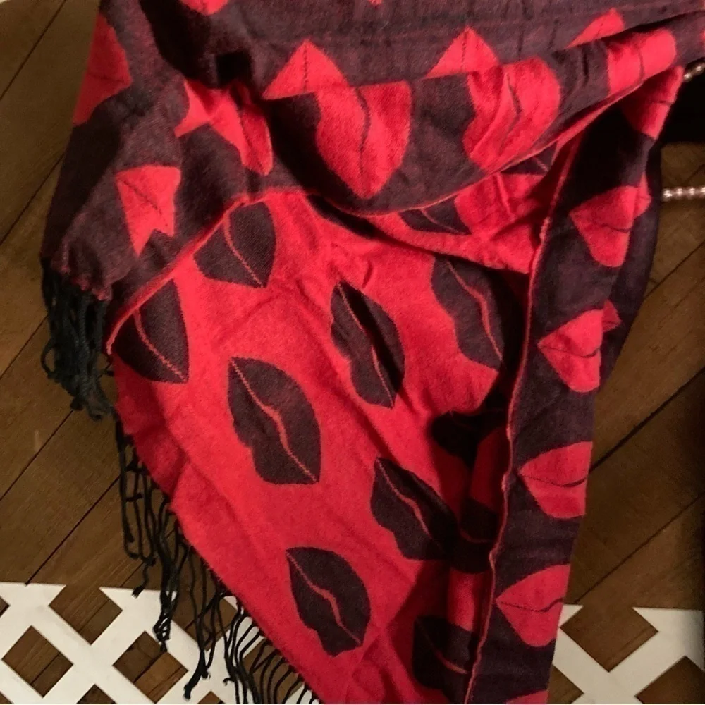 Victoria’s Secret NWT reversible kissy lips throw blanket